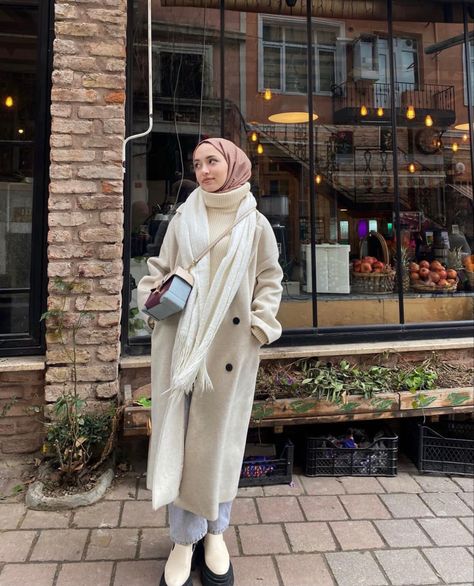 Spring Fashion Outfits Casual, Paris Trip Outfits, Winter Hijab Outfits, Korean Winter Outfits, Modest Winter Outfits, Europe Travel Outfits, Stylish Hijab, Ootd Winter, Mode Zara