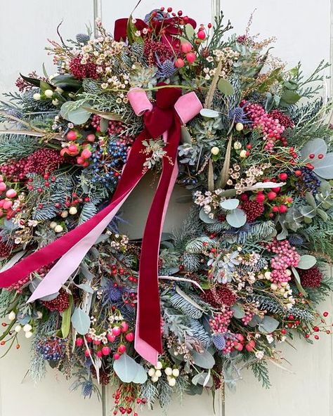 Wedding & Event Florist - Charlie on Instagram: "And so it begins 💕❤️💕 . . . #supportlocal #supportsmallbusinesses #christmasdecor #wreath #christmaswreaths #justbefloral #flowersandotherstories #wreathworkshop #wreathmaking #wreathsofinstagram #wreathmaker #christmaswreath #oxfordshirewreathworkshop #makeyourown #wreathwatch #wreathsofinstagram #oxfordshireflorist #theflowerfairies #dabblingwithdecor #wreathie #luxurywreath" Christmas Floristry Ideas, Traditional Christmas Wreath, Holiday Wreaths Christmas, And So It Begins, Christmas Door Wreaths, Christmas Interiors, Natural Christmas, Xmas Wreaths, Christmas Inspo