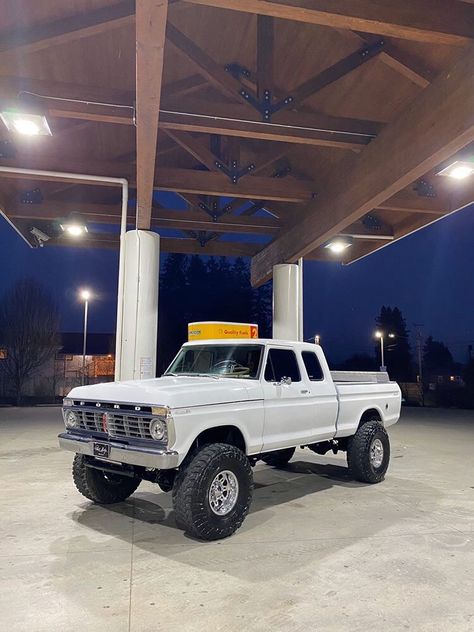 Cool Lifted Trucks, Cofc Dorm, Car Manifestation, Truck Aesthetic, Lifted Dually, Pickup Trucks Camping, Dodge Diesel Trucks, Best Pickup Truck, Chevy Trucks Older