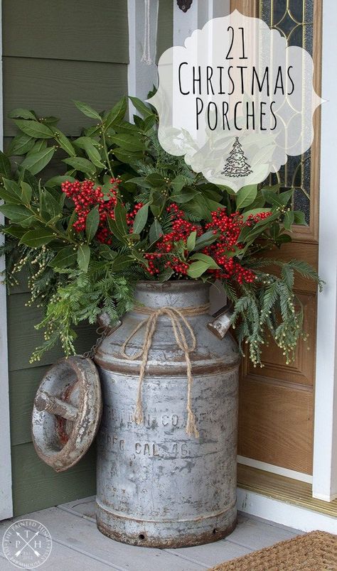 Christmas Porches, Natal Country, Outside Christmas Decorations, Christmas Planters, Country Christmas Decorations, Christmas Front Porch, Christmas Porch Decor, Christmas Porch, Mobile Homes