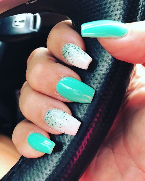 White Nails With Turquoise Tips, Turquoise Nails For Prom, Acrylic Nails August 2023, Mail Designs Easy, White And Aqua Nails, Mint Blue Nails Design, Turquoise Spring Nails, Mint Teal Nails, Tiffany Blue Nail Designs