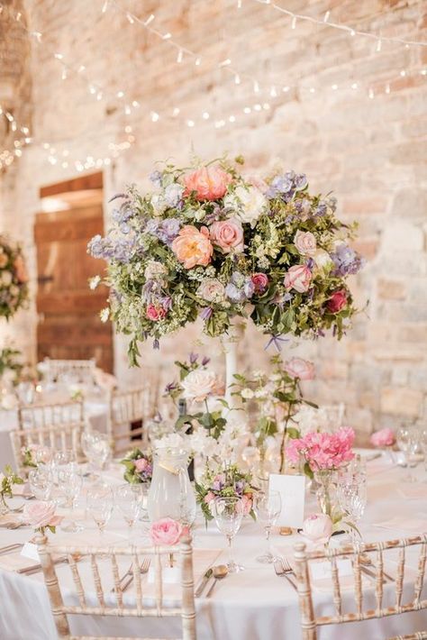 Wedding Table Pink, Bouquet Pastel, Rustic Wedding Decorations, Tall Wedding Centerpieces, Chic Vintage Brides, Wedding Floral Centerpieces, Romantic Wedding Decor, West Wedding, Pastel Wedding