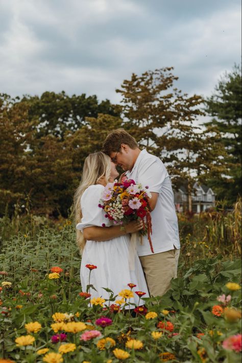 Engagement Photos Flowers, Wildflower Engagement Photos, Anniversary Picture Poses, Farm Engagement Photos, Wildflower Wedding Theme, Dream Proposal, Proposal Pictures, Fall Wedding Photography, Cute Engagement Photos