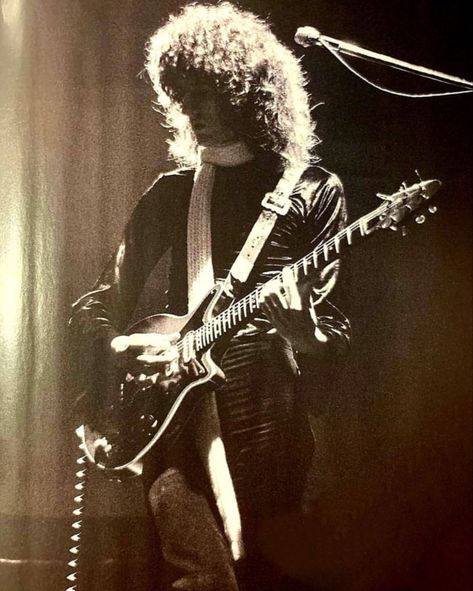 #Queen #band #BrianMay #70s #80s #90s #fashion #stage #concert #RedSpecial 70s 80s 90s Fashion, Brian May 70s, Fashion Stage, 80s 90s Fashion, Brian May, Queen Band, 90s Fashion, Guitar, Queen