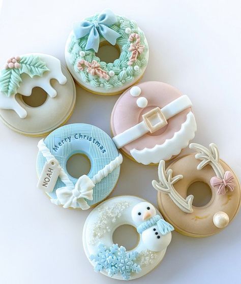 Donut Decorating Ideas, Fancy Donuts, Christmas Donuts, Fondant Recipe, Donut Decorations, Caps Font, Floral Cupcakes, Chocolate Covered Treats, Fondant Cookies