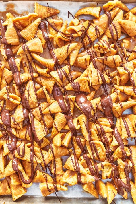 Peanut Butter Bugle Bites Bugle Bites, Bugles Snack Mix, Thanksgiving Party Food, Peanut Butter Bites, Peanut Butter Snacks, Caramel Crunch, Apple Chips, Snack Mix Recipes, Peanut Butter Chips