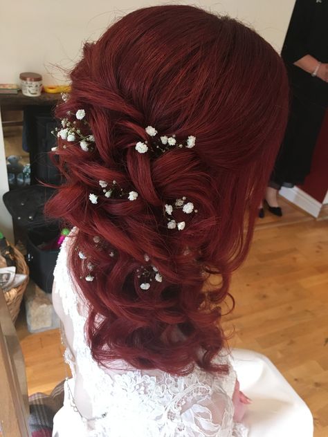 Red hair curled one side hair style with gypsophila Dark Red Hair Wedding Hairstyles, Bridal Hairstyles For Red Hair, Brides With Red Hair, Bridal Hairstyles Red Hair, Bride With Red Hair, Red Hair Wedding Hairstyles, Braided Hairstyles Red, Wedding Red Hair, One Side Hair