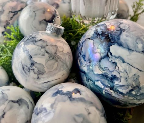 Make Stunning, Unique Alcohol Ink Christmas Ornaments DIY Christmas Balls Decorations Ideas Diy, Alcohol Ink Christmas Ornaments, Diy Christmas Bulbs, Alcohol Ink Christmas, Marbled Ornaments, Christmas Ball Ornaments Diy, Christmas Ornament Ideas, Diy Christmas Ball, Alcohol Ink Glass