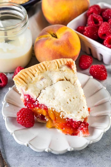 Peach Raspberry Pie is the perfect summer pie recipe - make this fruit pie with a double crust or use a lattice or even a crumble topping! Pies Thanksgiving, Raspberry Pie Recipe, Summer Pie Recipes, Peach Pie Recipe, Fruit Pie Recipe, Raspberry Pie Filling, Fruit Pie Filling, Peach Pie Recipes, Peach Raspberry