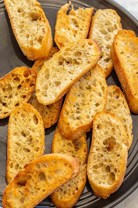 Learn how to make the BEST crostini bread recipe. Crispy thinly sliced bread brushed with oil and seasonings then baked until crunch. Baked Crostini, Easy Crostini, Crostini Bread, Crostini Recipe, Crostini Appetizers, Baguette Recipe, Crostini Recipes, Bruschetta Recipe, Bread Toast