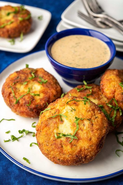 Potato Fish Cakes Trout Fish Cakes, Haddock Cakes, Potato Fish Cakes, Haddock Fish Cakes, Salmon Potato Cakes, Homemade Fish Cakes, Fishball Recipe, Salmon Sauce, Cod Fish Cakes