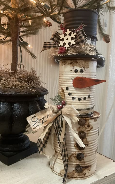 The Dashing Willow’s Sharing page | Rusty stacked tin can snowman inspired by another crafter Tin Can Snowman, Can Snowman, Diy Trash Can, Rustic Christmas Crafts, Snowman Crafts Diy, Christmas Craft Show, Country Christmas Decorations, Diy Christmas Decorations Easy, Tin Cans