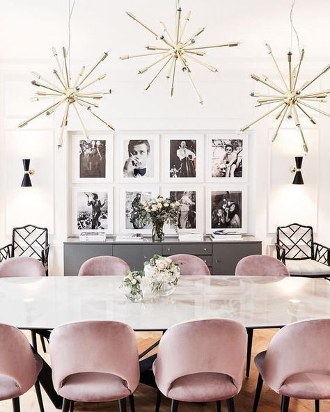 #palepink #neutralpink #designtrends #2020design #moderndiningroom #diningroom #pinkchairs #2020firstlight #firstlight Dining Table Decor Modern, Pink Dining Rooms, Glam Dining, Dining Room Cozy, Elegant Dining Room, Modern Glam, Contemporary Dining Room, Dining Room Chandelier, Living Room Diy