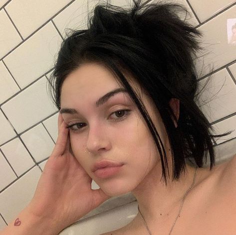 Alternative Makeup, Photographie Portrait Inspiration, Maggie Lindemann, Short Hair Color, Grunge Hair, Pretty Face, Aesthetic Girl, Hair Inspo, Hair Inspiration