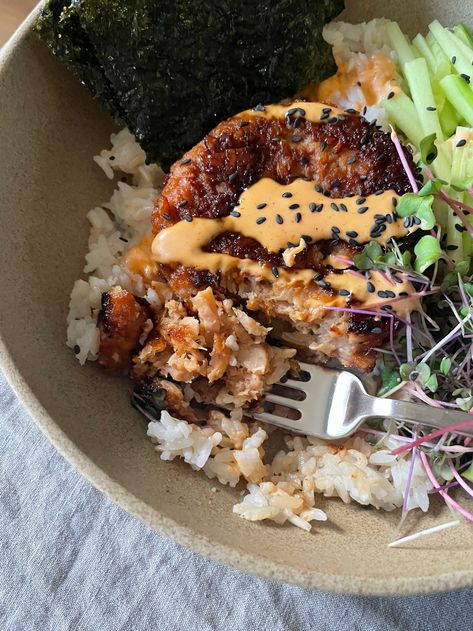 Salmon Burger Bowl Recipe, Salmon Burger Bowl, Salmon Maki Bowl, Tiktok Salmon Bowl, Salmon Rice Bowl Tiktok, Salmon Siracha Mayo Rice Bowl, Viral Salmon Rice Bowl, Salmon Rice Bowl Emily Mariko, Emily Mariko