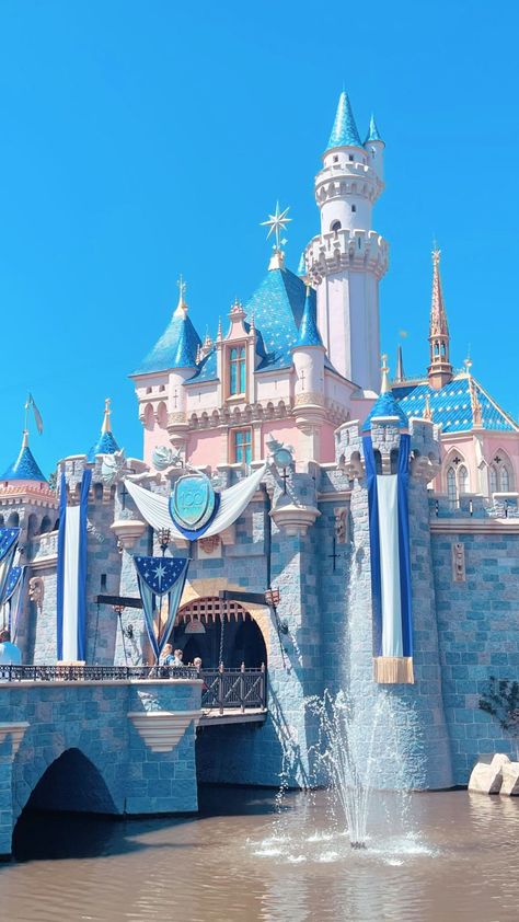 Fantasyland Disneyland California, Disneyland Asethic, Disneyland California Castle, Disneyland Wallpaper Iphone, Disneyland Aesthetic California, Disneyland California Aesthetic, Disneyland Iphone Wallpaper, Hslot Outfits, Disney Moodboard