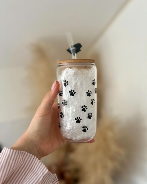 Cat lovers! 🐱🐈 here’s a design for you 🫶🏼 Customize it with your own name or your cat’s name in our website ❤️ #giftshop #gift #cadeau #glazen #glass #tumbler #smallbusiness #giftideas #cat #catlover #kat Cute Cloud, Glass Tumbler, Gift Shop, Cat Lovers, Tumbler, Glass, Gifts, Quick Saves, Design