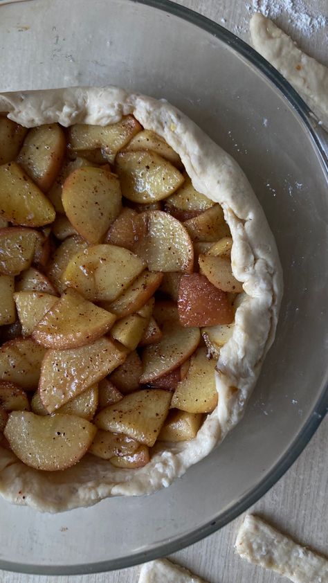 Aesthetic Apple Pie Aesthetic, Rainy Day Baking, Rainy Day Food, Girl Hobbies, Thanksgiving Apple Pie, Pie Aesthetic, Rainy Day Recipes, Making Apple Pie, Apple Pastry