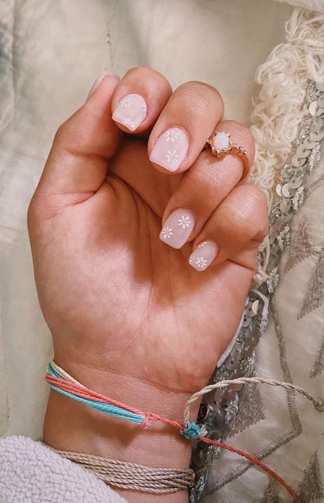 Light matted pink nails with white sunflowers Nurse Manicure Nails, Simple Senior Picture Nails, Cute Nurse Nails, Nails Senior Pictures, Graduation Pictures Nails, Senior Photos Nail Ideas, Family Picture Nails, Cute Light Pink Nails With Design, Acrylic Nails For Senior Pictures