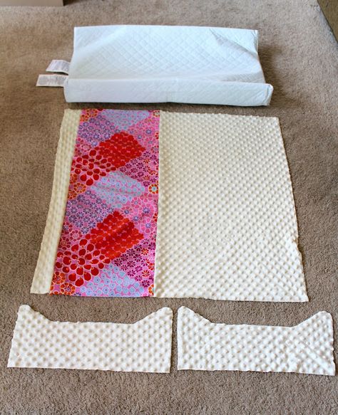 Changing Pad Cover Diy, Changing Pad Cover Pattern, Diy Changing Pad, Table Cover Diy, Diy Changing Table, Changing Table Pad, Sewing Machine Thread, Baby Changing Pad, Diaper Changing Pad