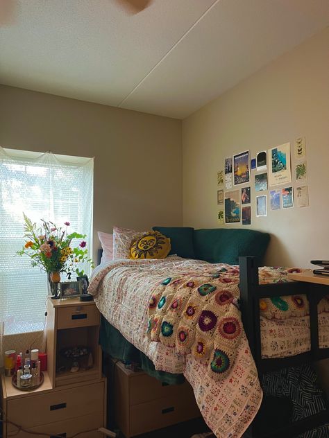 Mountain Dorm Room Ideas, Dorm Room With Futon, Eclectic Dorm Room, Dorm Room Rug, Dorm Planning, Dorm Room Layouts, My Dorm Room, College Dorm Room Inspiration, Dream Dorm Room