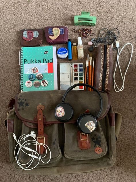 What’s In My Bag Grunge, Bag Tour Grunge, Whats In My Bag Grunge, Grunge Bag Aesthetic, School Supplies Grunge, Whats In My Messenger Bag, School Aesthetic Grunge, Art School Bag, Grunge Bags