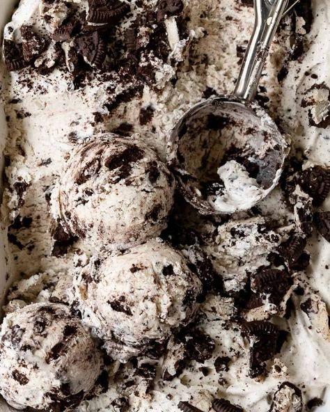 Cookies and Cream Ice Cream Dessert Ice Cream Cookies And Cream, Cookies And Creme Ice Cream, Cookie Cream Ice Cream, Cookies And Cream Ice Cream Aesthetic, Cookies And Cream Aesthetic, Cookie And Cream Ice Cream, Blackbird Aesthetic, Ice Cream With Toppings, Ice Cream Cookies And Cream