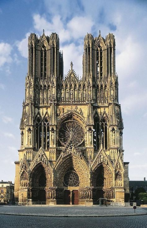 Gothic Architecture Characteristics, Cathedral Of Notre Dame, Reims Cathedral, Reims France, Gothic Buildings, Church Pictures, Gothic Cathedrals, Cathedral Architecture, Gothic Cathedral