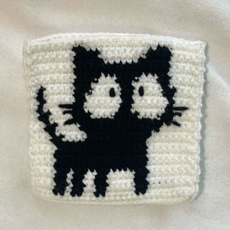 abitgrey on instagram Crochet Small Tapestry, Small Pixel Pattern, Small Grid Crochet Patterns, Small Crochet Tapestry, Small Crochet Tapestry Pattern, Crochet Black Cat, Cat Pouch, Intarsia Crochet, Small Crochet Gifts