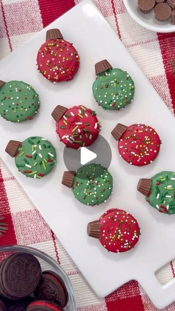 Melissa Johnson on Instagram: "OREO ORNAMENT COOKIES ✨ Make the Cutest Christmas Cookies. Dip Oreo cookies in your favorite colored candy melts, then top them off with a mini Reese’s peanut butter cup. ✨ Sprinkle your favorite festive sprinkles for an extra touch of holiday cheer! These adorable treats are perfect for making with the kids and are sure to be a hit at your Christmas party. #christmastreats #dessert #oreos #christmas" Christmas Chocolate Oreos, Oreo Ornament Cookies, Oreo Christmas Treats, Dipped Oreos Christmas, Christmas Oreos, Decorated Oreos, Christmas Candy Crafts, Christmas Dip, Oreo Cookies Dipped