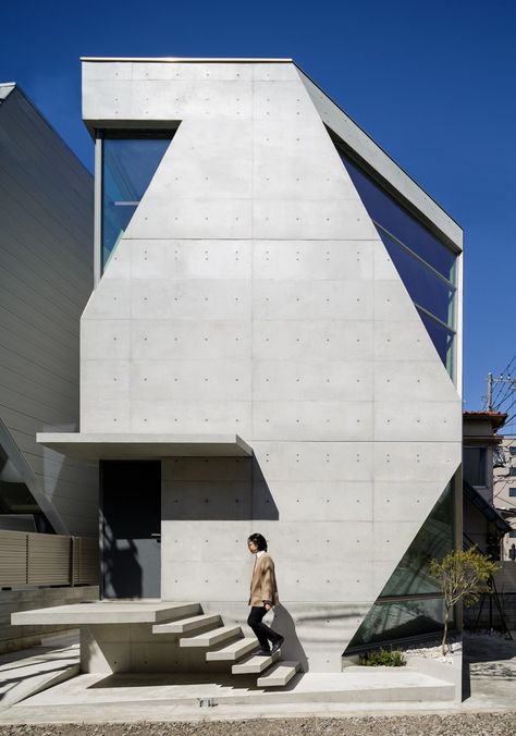 atelier tekuto's exposed concrete home in tokyo displays a chamfered façade House Tokyo, Deconstructivism, Concrete Facade, Concrete Home, Studios Architecture, Concrete Building, Exposed Concrete, Hyogo, Concrete House