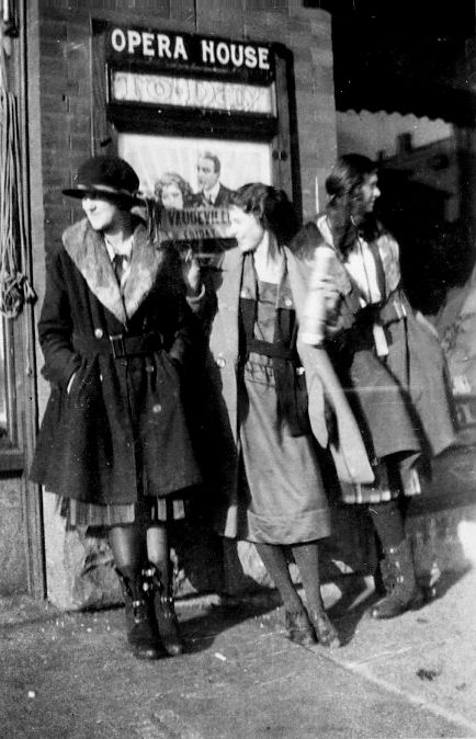 [Photo Source] Love these fashionable ladies loitering outside the opera house! 1920s Aesthetic, Style Année 20, Harry Clarke, Vintage Street Style, Vintage Street Fashion, A Night At The Opera, Unique Food, Three Women, Flapper Girl