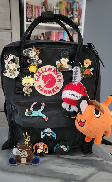 Anime Backpack Aesthetic, Kanken Backpack Decoration, Art Bag Aesthetic, Anime Pins On Backpack, Bagpack Decorating Ideas, How To Make Pins For Backpack, School Bag Decoration Ideas, Ideas Para Decorar Tu Mochila, Backpack Keychains Aesthetic