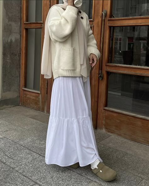 White Skirt Autumn Outfit, Modest Christian Clothing, Muslimah Fashion Casual, Modest Winter Outfits, Hijab Fits, Fesyen Islam, Estilo Hijab, Stile Hijab, Modest Casual Outfits