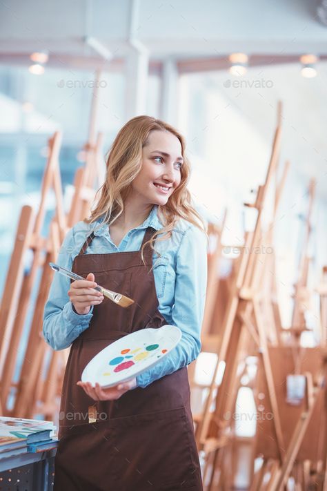 Painter Poses Photography, Holding Paint Palette Reference, Painter Pose Reference, Painter Photography Artists, Painter Pose, Painter Reference, Painter Photoshoot, Artist Uniform, Painter Portrait