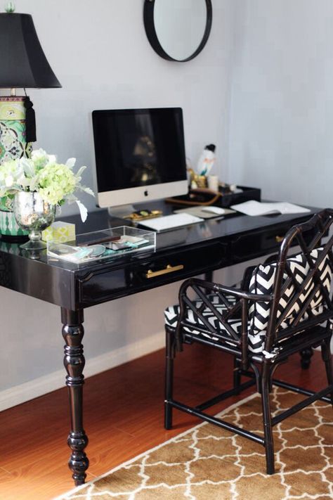 Love this study space Boho Glam Home, Bureau Decor, Desk Diy, Study Ideas, Fantasy Island, Dream Studio, Design Aesthetics, Working Space, Black Desk