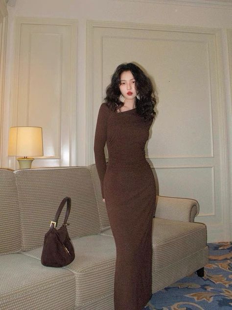 Feminine Dresses Classy, Bodycon Dress Aesthetic, Classy Bodycon Dress, Brown Bodycon Dress, Brown Maxi Dresses, Body Con Dress Outfit, Elegant Outfit Classy, Maxi Dress Outfit, Winter Dress Outfits