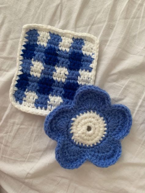 Crochet Coaster Aesthetic, Blue Crotchet Ideas, Crochet Ideas Coasters, Aesthetic Crochet Coaster, Cool Crochet Coasters, Blue Crochet Aesthetic, Crochet Ideas With Blue Yarn, Cute Coasters Crochet, Crochet With Blue Yarn