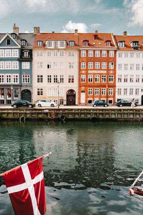 Nyhavn, the must to see spot in Copenhagen, Denmark. Get inspired by travel photography from Copenhagen colorful streets, houses. Copenhagen Denmark Photography, Scandinavian Photography, Copenhagen Photography, Denmark Photography, Denmark Aesthetic, Copenhagen Summer, Copenhagen Aesthetic, Copenhagen City, Copenhagen Travel