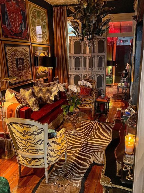 Japanese Interior Design Maximalist, Masculine Maximalist Decor, Classy Maximalism, Antique Maximalism, Maximalist Eclectic Decor, 70s Maximalist Decor, Traditional Maximalism, Vintage Maximalism Bedroom, Maximalist Apartment Decor