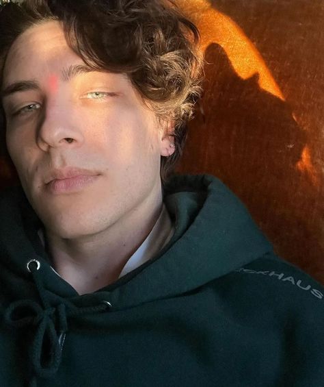 Cody Fern UK ✰ on Instagram: “📸 - A... SELFIE?! Definitley a new era huh. #codyfern #codyfernuk #blueeyes #greeneyes #damnthoseeyes #michaellangdon #xavierplympton…” Warren Worthington Iii, Ya Like Jazz?, Fern Michaels, Cody Fern, Evan Peters, Reasons To Live, Beautiful Person, Horror Stories, American Horror Story