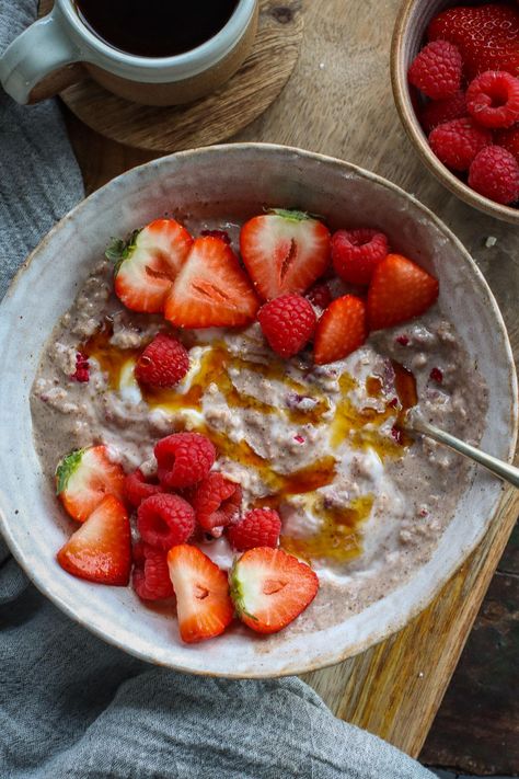 Oatmeal is a classic breakfast favourite, but if you are pressed for time, you don't want to be standing at a stove, stirring a pot. This creamy, instant oatmeal can be prepped in advance and quickly cooked in the microwave or stove, for a breakfast that is ready in less than 10 minutes. Berries And Cream, Plant Based Yogurt, Vegan Breakfasts, Freeze Dried Raspberries, Dried Raspberries, Instant Oatmeal, Classic Breakfast, Nutrition Articles, Eat Seasonal