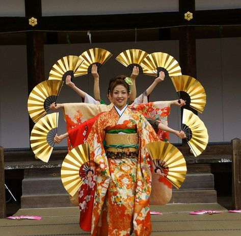 The traditional Japanese fan dance is performed by a young woman, either singly or in a group. It involves using a hand-held fan as a prop. The dancers often wear brightly colored Japanese kimonos, and have elaborately arranged hair and bold make-up. Fan dancing involves slow, deliberate movements, figures and poses, which sometimes tell a story. Fan dances are usually accompanied by traditional Japanese music often involving singing and the playing of a shamisen (a 3-stringed instrument). Japanese Fan Dance, Chinese Dancer, Urashima Taro, Asian Party Themes, Festival Japan, Kimono Costume, Sakura Season, Cultural Dance, Japanese Village