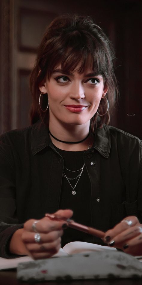 Maeve Season 4, Maeve Wiley Hair, Maeve Wiley Aesthetic Outfits, Maeve Wiley Outfits Season 4, Mave Wiley Outfits, Emma Mackey Hair, Maeve Wiley Style, Maeve Wiley Season 4, Maeve Wiley Makeup