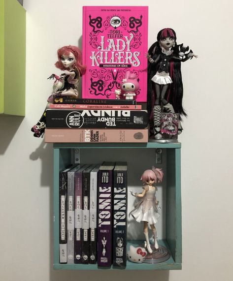 madoka figure, manga collection, collection ideas, monster high, book collection Monster High Gaming Setup, Monster High Collection Aesthetic, Monster High Shelf, Monster High Shelf Display, High Room Ideas, Monster High Room, Doll Collection Display Monster High, Manga Collection, Room Makeover Bedroom