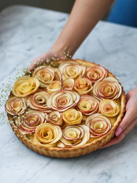 Apple Rose Vanilla Custard Tart - Constellation Inspiration Vanilla Custard Tart, Easy Apple Tart, Rose Pastry, Cottagecore Baking, Apple Rose, Cheesecake Pie, Caramel Glaze, Rose Recipes, Creamy Caramel