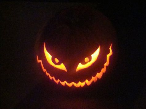 I love to carve pumpkins, like this one. Labu Halloween, Cute Pumpkin Carving, Scary Halloween Pumpkins, Halloween Pumpkin Carving Stencils, Creative Pumpkin Carving, Scary Pumpkin Carving, Easy Pumpkin Carving, Pumpkin Carving Designs, Halloween Pumpkin Designs