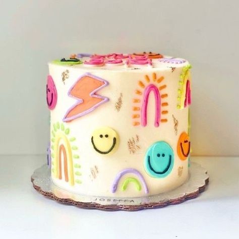 Preppy birthday party inspo pink Good Vibes Cake Ideas, Fun Cakes Aesthetic, Smiley Face Lightning Bolt Cake, It’s A Vibe Birthday, Preppy Birthday Cake Aesthetic, Good Vibes Birthday Cake, Cute Preppy Birthday Cakes, Preppy B Day Cake, Doodle Cake Design