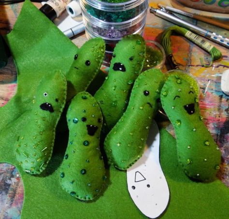 Hide the Pickle: A Free Felt Ornament Pattern Pickle Crafts, Needle Felted Pickle, Crochet Pickle Ornament, Pickle Ornament Craft, Pickle Felt Ornament, Pickle Ornament Tradition, Pickle Ornament, Fleece Crafts, Christmas Pickle