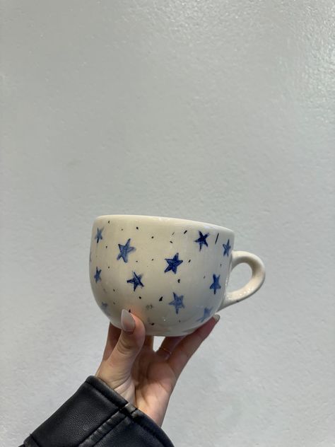 Cute Pottery Cup Painting Ideas, Diy Ceramic Mugs Paint, Mug Ceramic Ideas Paint, Mug Diy Painted, Painted Tea Cup, Stars Pottery Painting, Cute Simple Pottery Ideas, Mug Inspo Painting, Ceramic Art Simple